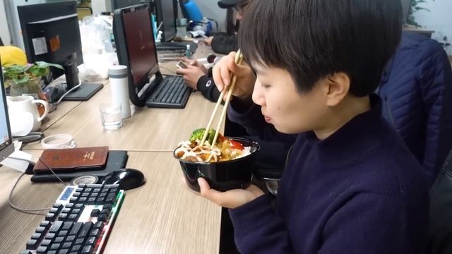 E45 Cooking doner kebab with a perm machine at office | Ms Yeah смотреть онлайн