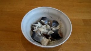 КАК ЗАСОЛИТЬ СЕЛЕДКУ ?  ПРОСТОЙ И БЫСТРЫЙ РЕЦЕПТ.  ВКУСНАЯ СЕЛЕДКА.