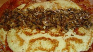 Рулет из курицы с омлетом и грибами