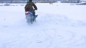 Нереальний "дрифт" на мотоцикле по льду