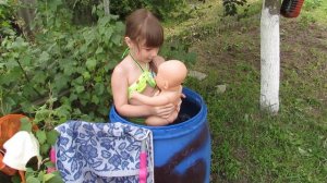 Кира и Васелиса купаются в бочке!!!