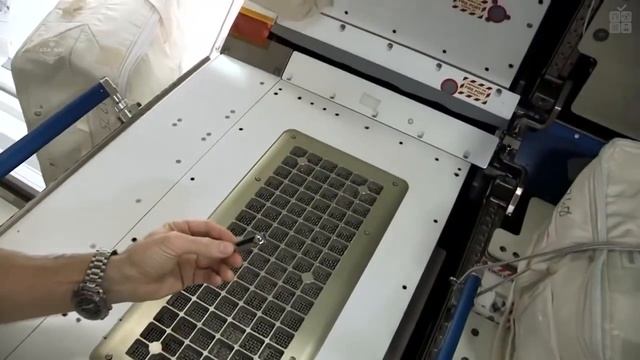 Как стригут ногти в невесомости Крис Хэдфилд1 смотреть онлайн