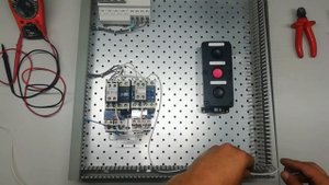 Реверсивная схема подключения электродвигателя
