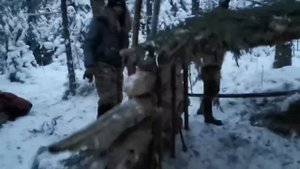 Зимняя ночёвка в лесу без палаток в -19°. Строим убежище.