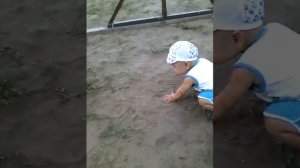 Смотрите малыш как ползает