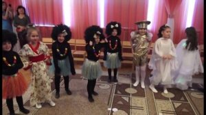 Подвижная игра "Ёлочки-пенёчки"(убыстрение) на новый год в детском саду