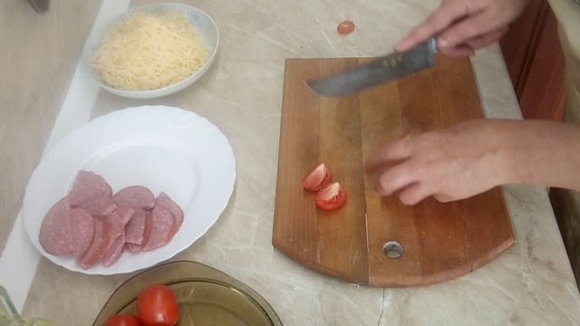 Пицца с колбасой и грибами.