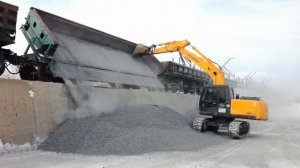 Выгрузка вагонов при поддержке экскаватора Hyundai.