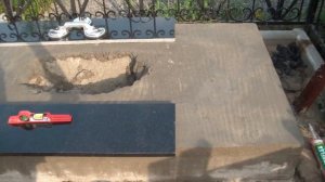 Укладка гранитной плитки на опалубку под памятник в Брянске