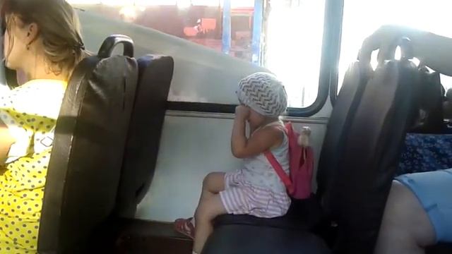 Плачет девочка в троллейбусе