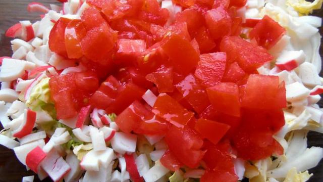 Салат из пекинской капусты с крабовыми палочками и помидорами