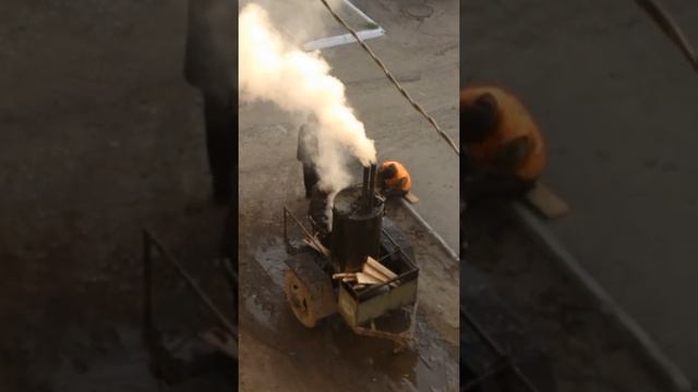 Прямо во дворе варят смолу ((( смотреть онлайн