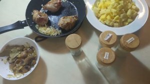 Тушёная картошка с курицей и грибами