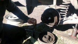 как снять заднии колодки если они прикипели рено логан.