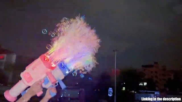 Bazooka BubbleGun Детский пузырьковый пистолет генератор мыльных пузырей 109 отверстий с подсветкой смотреть онлайн