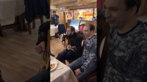 В гостях у цыган. Душевно поет за столом