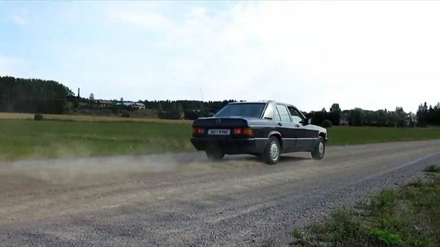 Mercedes-Benz 190E смотреть онлайн