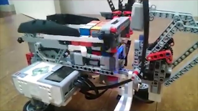 «Кубик Рубика» собирает робот смотреть онлайн