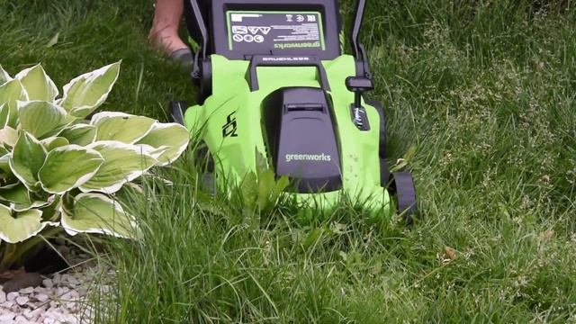 Аккумуляторная газонокосилка Greenworks GD40LM16X обзор и стрижка газона смотреть онлайн