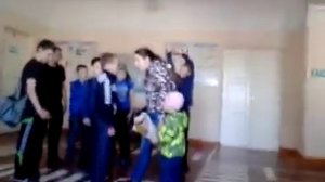 Мама девочки пришла на разборки с 12 летним пацаном