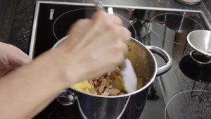 пирожки с картошкой. на заварном дрожжевом тесте, хрустящие снаружи. начинка может быть любая.