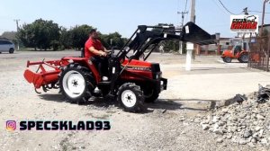 Минитрактор YANMAR с фронтальным погрузчиком.