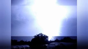 МОЩНЫЕ МОЛНИИ НОЧНОЙ ГРОЗЫ / БЛИЗКИЕ УДАРЫ МОЛНИЙ ⚡⚡⚡