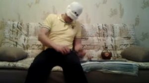 Пьяный мужик поет