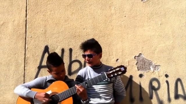 Estos niños gitanos cantando en la calle son unos fieras! смотреть онлайн