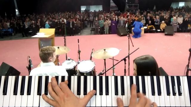 Небесная музыка на причастии. Lumia 950 + Redmi 4X смотреть онлайн