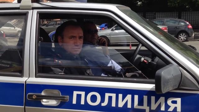 Полицейский с мобильным телефоном и непристегнутые смотреть онлайн