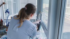 Рабочее место на балконе. Обзор рукодельного уголка на узкой лоджии (скрапбукинг).