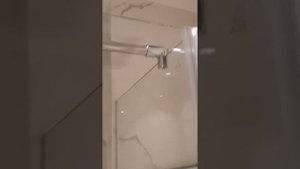 Стеклянная душевая перегородка из прозрачного закаленного стекла