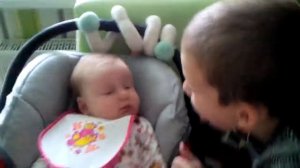 4 месячный ребёнок показывает язык!
