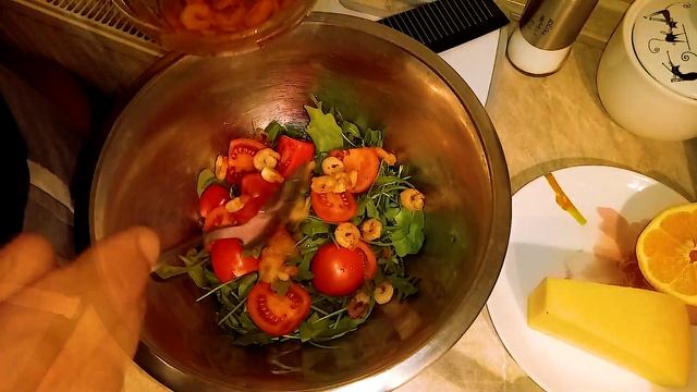 САЛАТ С КРЕВЕТКАМИ, РУКОЛОЙ И ПОМИДОРАМИ смотреть онлайн
