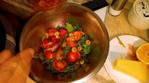 САЛАТ С КРЕВЕТКАМИ, РУКОЛОЙ И ПОМИДОРАМИ