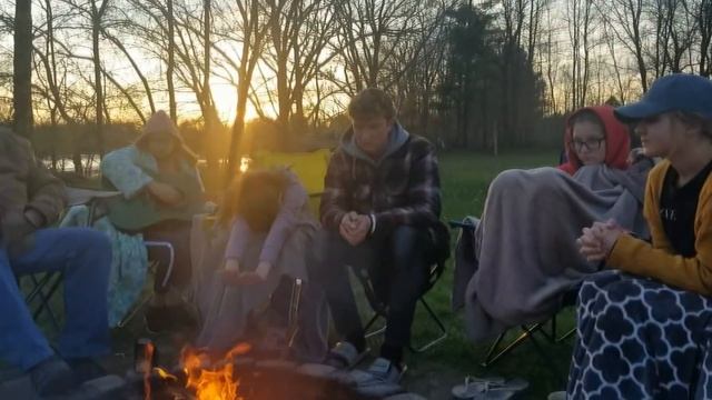 У костра большой семьей. Пение, размышления. Семья Савченко смотреть онлайн