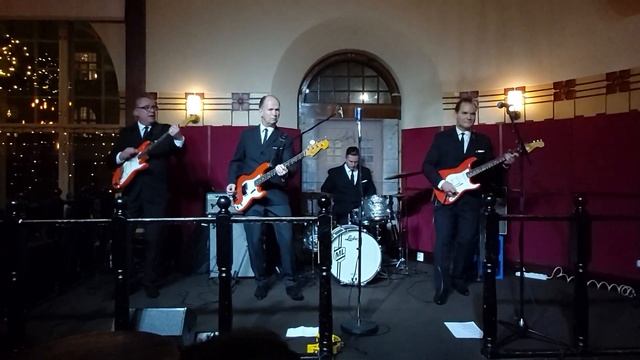 The Sleepwalkers: Shadoogie (The Shadows cover) смотреть онлайн