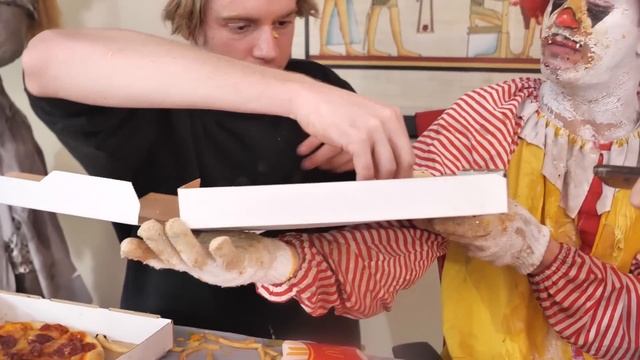 Ronald McDonald EXTREME Muckbang смотреть онлайн