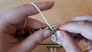 Вяжем ленивый жаккард "Двухцветная сетка" спицами.