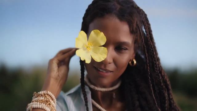 H&M Joins Forces with Liya Kebede’s lemlem for Sustainable Collection смотреть онлайн