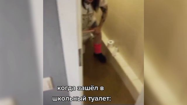 Застукаль вженском школьном туалете за дрочкой. Пацан обдрыстал школьный унитаз.