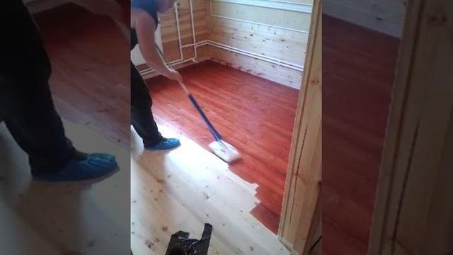 нанесение тонирующего состава на пол из лиственницы (тонирование пола)