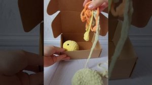 Вязаная утка в шапке лягушки #залипалка #уточка #вяжунетужу #duck #ducklover #amigurumi  #frog