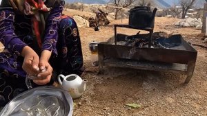 Nomadic life: thatching the walls of the nomadic house