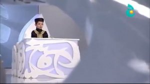 Девяти летный восточный мальчик читает из корана