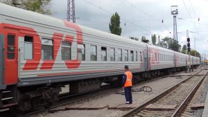ЭП1М-445 с пассажирским поездом Харьков-Нижний Тагил