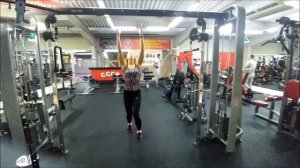 Женская тренировка в фитнес-клубе, воркаут для девушек