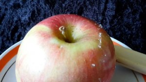 Как  очистить  яблоко  от  парафина  , воска  и  других  консервантов  , используемых  в  хранилища