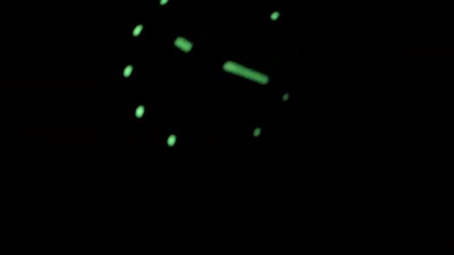 как долго светятся командирские часы в темноте ? смотреть онлайн